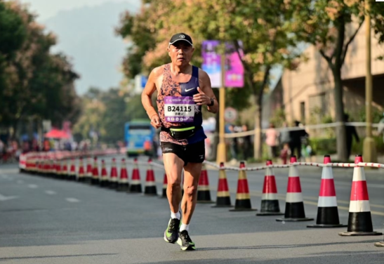 65歲的許建江健身17年，參加半馬和全馬近50場(chǎng)，獲得上百塊獎(jiǎng)牌！（4）