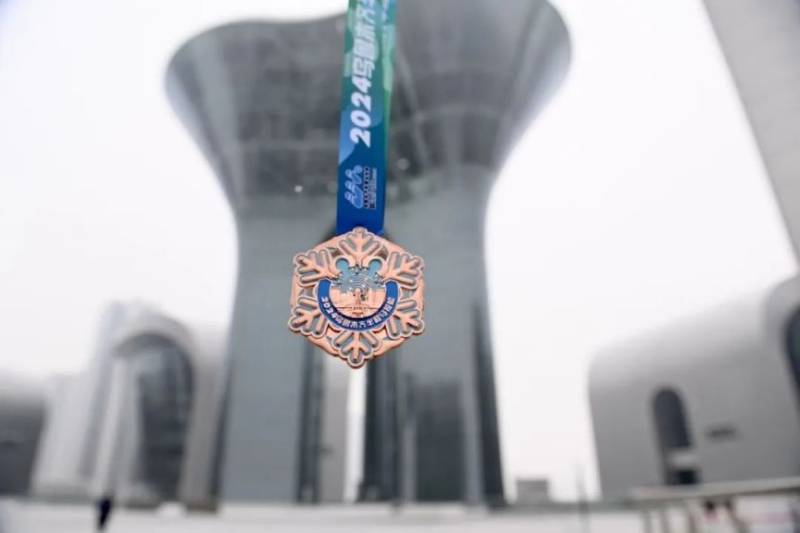 2024烏魯木齊半程馬拉松獎(jiǎng)牌樣式（2）