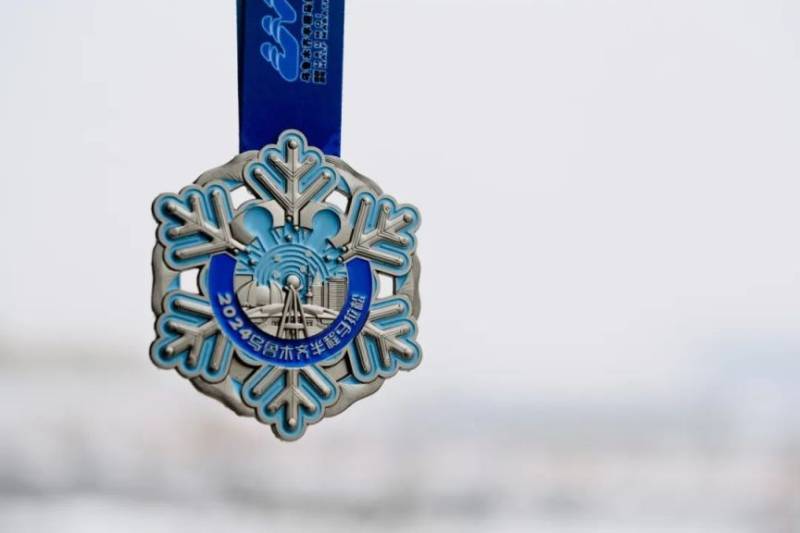 2024烏魯木齊半程馬拉松獎(jiǎng)牌樣式